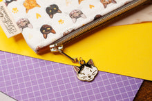 Lade das Bild in den Galerie-Viewer, Reißverschlusstasche mit Katzen - kleine Baumwoll Tasche mit Anhänger - Selbst illustriert und genäht - Handarbeit
