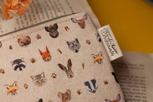Lade das Bild in den Galerie-Viewer, Reißverschlusstasche mit Waldtieren - Waldgesichter - kleine Baumwoll Tasche mit Anhänger - Selbst illustriert und genäht - Handarbeit

