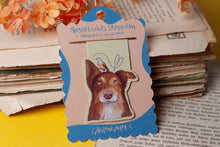 Lade das Bild in den Galerie-Viewer, Magnetisches Lesezeichen - Hund mit Vogel - Australian Shepherd Bluthänfling - Geschenkidee - Eigene Illustrationen
