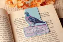Lade das Bild in den Galerie-Viewer, Magnetisches Lesezeichen - Taube Stadttaube - Mit Spruch - On my way to such good things - Glitzer - Geschenkidee - Eigene Illustrationen
