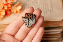 Lade das Bild in den Galerie-Viewer, Emaille Pin - protestierendes Huhn FCK NZS - Brosche mit Haltung - Eigenes Design
