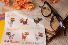 Lade das Bild in den Galerie-Viewer, Microfasertuch - Protestierende Hühner mit Pride Flaggen und Spruch - LGBTQIA+ - für Brillen, Handys, Objektive - Eigene Illustration
