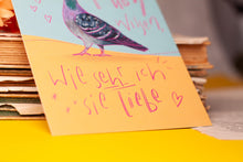 Lade das Bild in den Galerie-Viewer, Postkarte - Taube Stadttaube Liebe - Ich hoffe, die Tauben wissen, wie sehr ich sie liebe - Eigene Illustration
