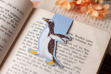 Lade das Bild in den Galerie-Viewer, Magnetisches Lesezeichen - Pinguin - Eselspinguin - Glitzer - Geschenkidee - Eigene Illustrationen
