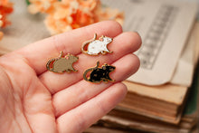 Lade das Bild in den Galerie-Viewer, Emaille Pin - Minipin - Maus in weiß, schwarz und grau - Tiny Little Forest Kollektion
