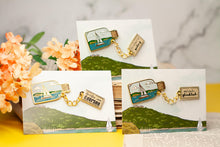 Lade das Bild in den Galerie-Viewer, Emaille Pin - Flaschenpost mit Kette, mit Spruch - und zack, glücklich, segeln, Edersee - Brosche Segeln Meer See - Eigenes Design
