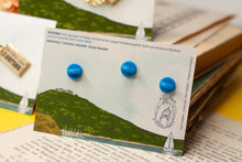 Lade das Bild in den Galerie-Viewer, Emaille Pin - Flaschenpost mit Kette, mit Spruch - und zack, glücklich, segeln, Edersee - Brosche Segeln Meer See - Eigenes Design
