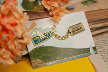 Lade das Bild in den Galerie-Viewer, Emaille Pin - Flaschenpost mit Kette, mit Spruch - und zack, glücklich, segeln, Edersee - Brosche Segeln Meer See - Eigenes Design
