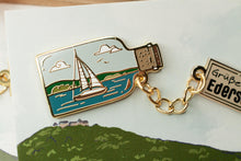 Lade das Bild in den Galerie-Viewer, Emaille Pin - Flaschenpost mit Kette, mit Spruch - und zack, glücklich, segeln, Edersee - Brosche Segeln Meer See - Eigenes Design
