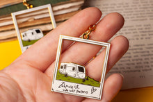 Lade das Bild in den Galerie-Viewer, Emaille Schlüsselanhänger - Wohnwagen "Zuhause ist, wo wir Parken" / "Home is, where we park it" - Camper Vanlife - Eigenes Design

