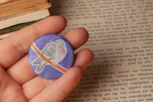 Lade das Bild in den Galerie-Viewer, Magnet Button - Taube auf Ast Lila - Taubenliebe - Stadttaube - Eigene Illustration
