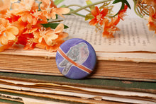 Lade das Bild in den Galerie-Viewer, Magnet Button - Taube auf Ast Lila - Taubenliebe - Stadttaube - Eigene Illustration
