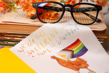 Lade das Bild in den Galerie-Viewer, Microfasertuch - Pride Huhn - Different and thats beautiful - LGBTQIA+ - für Brillen, Handys, Objektive - Eigene Illustration
