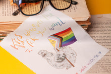 Lade das Bild in den Galerie-Viewer, Microfasertuch - Pride Huhn - kiss whoever the fck you want - LGBTQIA+ - für Brillen, Handys, Objektive - Eigene Illustration
