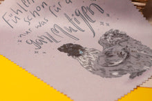 Lade das Bild in den Galerie-Viewer, Microfasertuch - Fühlen Mutig Seidenhuhn - für Brillen, Handys, Objektive - Eigene Illustration - Mut machen
