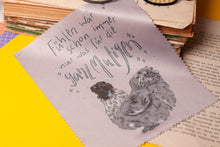 Lade das Bild in den Galerie-Viewer, Microfasertuch - Fühlen Mutig Seidenhuhn - für Brillen, Handys, Objektive - Eigene Illustration - Mut machen
