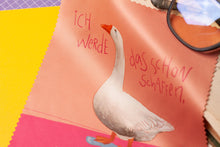 Lade das Bild in den Galerie-Viewer, Reinigungstuch - Gans - Erstmal weinen - Microfasertuch für Brillen, Handys und Objektive - Eigene Illustration - Lustiger Spruch Mut machen
