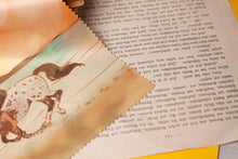 Lade das Bild in den Galerie-Viewer, Reinigungstuch - Strandausritt - Reiterin am Strand - Appaloosa - Microfasertuch für Brillen, Handys und Objektive - Eigene Illustration
