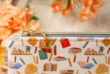 Lade das Bild in den Galerie-Viewer, Reißverschlusstasche mit Büchern - kleine Baumwoll Tasche mit Anhänger - Selbst illustriert und genäht - Handarbeit
