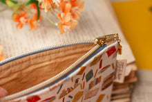 Lade das Bild in den Galerie-Viewer, Reißverschlusstasche mit Büchern - kleine Baumwoll Tasche mit Anhänger - Selbst illustriert und genäht - Handarbeit
