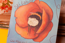 Lade das Bild in den Galerie-Viewer, Postkarte - Hummel in Mohnblume - Naturpapier - Schlafende Hummel - Mit Spruch Affirmation Mut machen - Eigene Illustration
