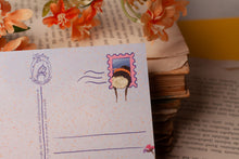 Lade das Bild in den Galerie-Viewer, Postkarte - Hummel in Mohnblume - Naturpapier - Schlafende Hummel - Mit Spruch Affirmation Mut machen - Eigene Illustration
