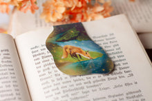 Lade das Bild in den Galerie-Viewer, Magnetisches Lesezeichen - Fuchs am Bach - Fuchs im Wald - Verträumte Kunst, Glitzer - Geschenkidee - Eigene Illustrationen
