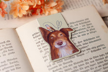 Lade das Bild in den Galerie-Viewer, Magnetisches Lesezeichen - Hund mit Vogel - Australian Shepherd Bluthänfling - Geschenkidee - Eigene Illustrationen
