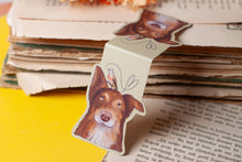 Lade das Bild in den Galerie-Viewer, Magnetisches Lesezeichen - Hund mit Vogel - Australian Shepherd Bluthänfling - Geschenkidee - Eigene Illustrationen
