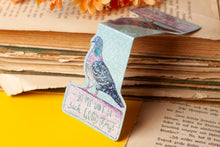 Lade das Bild in den Galerie-Viewer, Magnetisches Lesezeichen - Taube Stadttaube - Mit Spruch - On my way to such good things - Glitzer - Geschenkidee - Eigene Illustrationen
