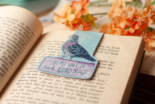 Lade das Bild in den Galerie-Viewer, Magnetisches Lesezeichen - Taube Stadttaube - Mit Spruch - On my way to such good things - Glitzer - Geschenkidee - Eigene Illustrationen
