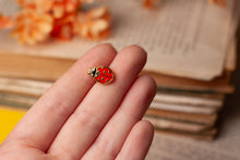 Lade das Bild in den Galerie-Viewer, Emaille Pin - Marienkäfer - Kleiner Glücksbringer - Geschenk für Freundin, Eltern, Kind, Lehrer - Brosche Insekt Käfer - Eigenes Design
