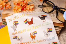 Lade das Bild in den Galerie-Viewer, Microfasertuch - Protestierende Hühner mit Pride Flaggen und Spruch - LGBTQIA+ - für Brillen, Handys, Objektive - Eigene Illustration
