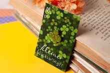 Lade das Bild in den Galerie-Viewer, Emaille Pin - Kleeblatt - Glücksbringer Gold - Geschenkidee - Eigenes Design
