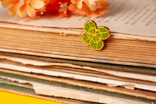 Lade das Bild in den Galerie-Viewer, Emaille Pin - Kleeblatt - Glücksbringer Gold - Geschenkidee - Eigenes Design
