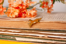 Lade das Bild in den Galerie-Viewer, Emaille Pin - Minipin - Fuchs springend 2.0 - Tiny Little Forest Kollektion - Brosche mit Fuchs - Eigenes Design
