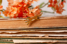 Lade das Bild in den Galerie-Viewer, Emaille Pin - Minipin - Fuchs springend 2.0 - Tiny Little Forest Kollektion - Brosche mit Fuchs - Eigenes Design
