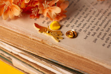 Lade das Bild in den Galerie-Viewer, Emaille Pin - Minipin - Fuchs springend 2.0 - Tiny Little Forest Kollektion - Brosche mit Fuchs - Eigenes Design
