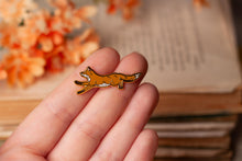 Lade das Bild in den Galerie-Viewer, Emaille Pin - Minipin - Fuchs springend 2.0 - Tiny Little Forest Kollektion - Brosche mit Fuchs - Eigenes Design
