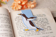 Lade das Bild in den Galerie-Viewer, Magnetisches Lesezeichen - Pinguin - Eselspinguin - Glitzer - Geschenkidee - Eigene Illustrationen
