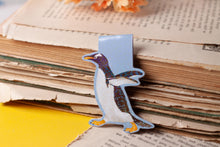 Lade das Bild in den Galerie-Viewer, Magnetisches Lesezeichen - Pinguin - Eselspinguin - Glitzer - Geschenkidee - Eigene Illustrationen
