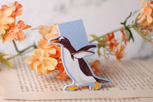 Lade das Bild in den Galerie-Viewer, Magnetisches Lesezeichen - Pinguin - Eselspinguin - Glitzer - Geschenkidee - Eigene Illustrationen
