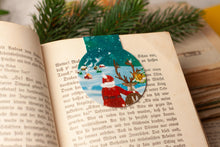 Lade das Bild in den Galerie-Viewer, Magnetisches Lesezeichen - Weihnachtsmann mit Rentier - Adventskalender - Verträumte Kunst, Glitzer - Geschenkidee - Eigene Illustrationen
