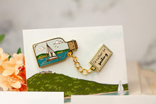 Lade das Bild in den Galerie-Viewer, Emaille Pin - Flaschenpost mit Kette, mit Spruch - und zack, glücklich, segeln, Edersee - Brosche Segeln Meer See - Eigenes Design

