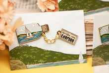 Lade das Bild in den Galerie-Viewer, Emaille Pin - Flaschenpost mit Kette, mit Spruch - und zack, glücklich, segeln, Edersee - Brosche Segeln Meer See - Eigenes Design
