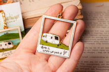 Lade das Bild in den Galerie-Viewer, Emaille Schlüsselanhänger - Wohnwagen "Zuhause ist, wo wir Parken" / "Home is, where we park it" - Camper Vanlife - Eigenes Design
