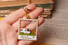Lade das Bild in den Galerie-Viewer, Emaille Schlüsselanhänger - Wohnwagen "Zuhause ist, wo wir Parken" / "Home is, where we park it" - Camper Vanlife - Eigenes Design
