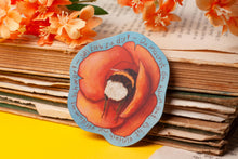 Lade das Bild in den Galerie-Viewer, Vinyl Sticker - Hummel in Mohnblume - schlafende Hummel - Aufkleber mit Spruch - Affirmation Du machst das gut - Handgemalte Illustration
