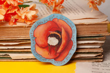 Lade das Bild in den Galerie-Viewer, Vinyl Sticker - Hummel in Mohnblume - schlafende Hummel - Aufkleber mit Spruch - Affirmation Du machst das gut - Handgemalte Illustration
