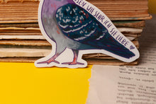 Lade das Bild in den Galerie-Viewer, Vinyl Sticker - Stadttaube - Taubenliebe - Aufkleber mit Spruch - Handgemalte Illustration
